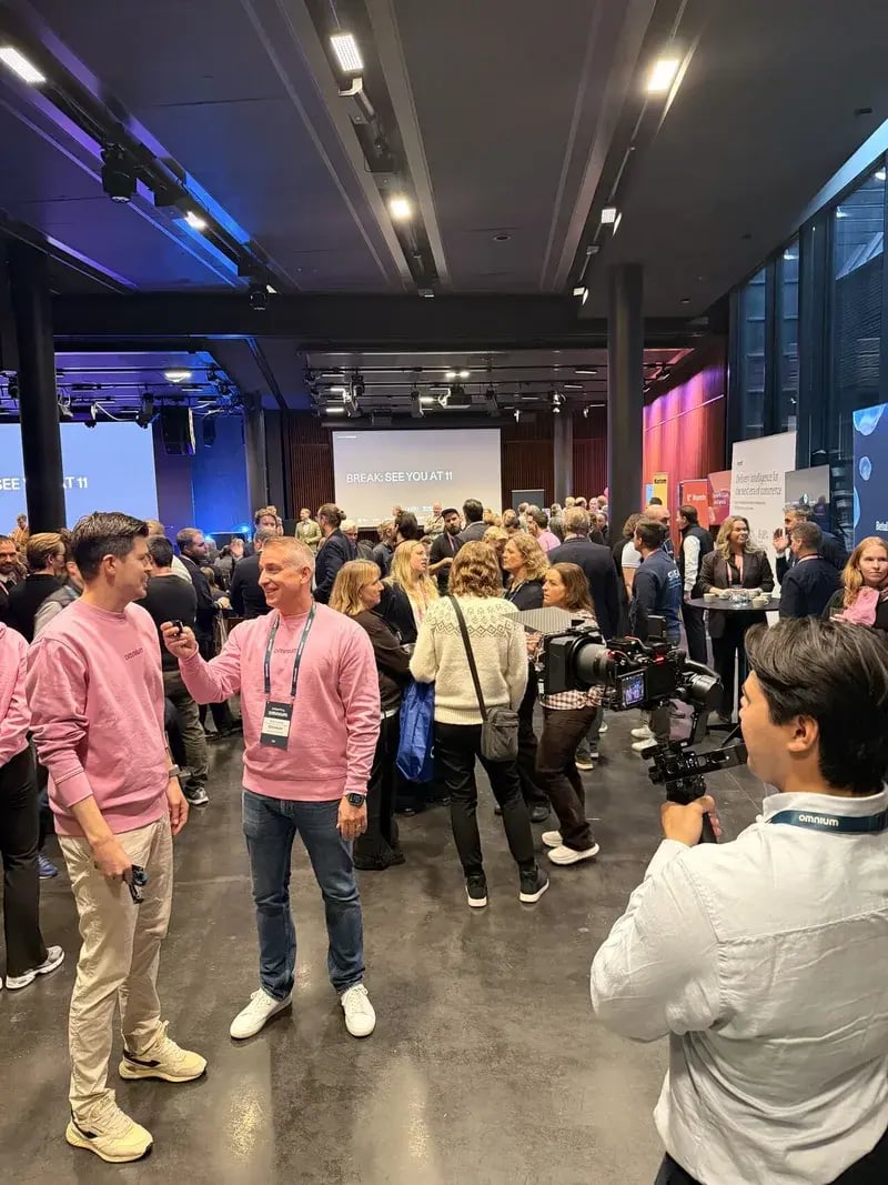 Attendees talking during a break at INSIGHTS by Omnium 2026 at Ambassaden in Oslo