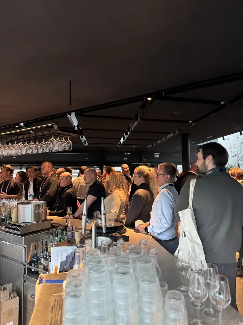 Guests at the bar during the INSIGHTS by Omnium 2026 afterwork at Eero rooftop bar in Oslo