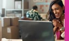 Glad kvinna tittar på laptopskärm