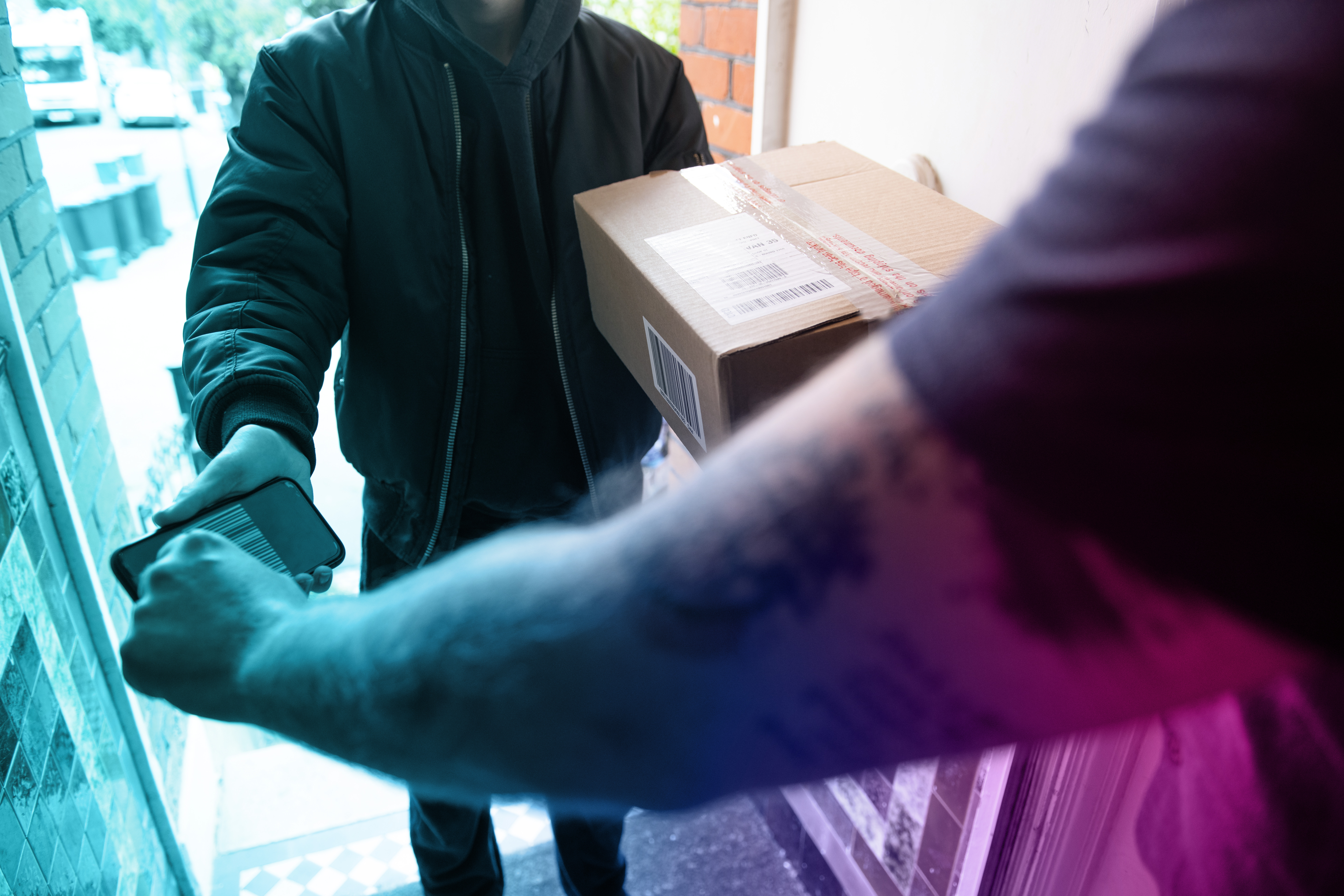 What standard delivery options should retailers offer?